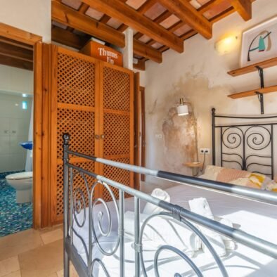 Bedroom 2 with bathroom at Riad Casa Luna in Tarifa