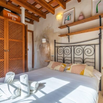 Double bed in bedroom 2 at Riad Casa Luna