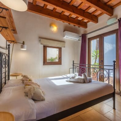 Bedroom 2 with doors to the terrace at Riad Casa Luna