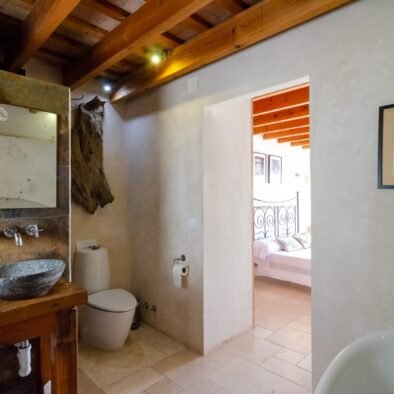 Bathroom connected to the main bedroom at Riad Casa Luna