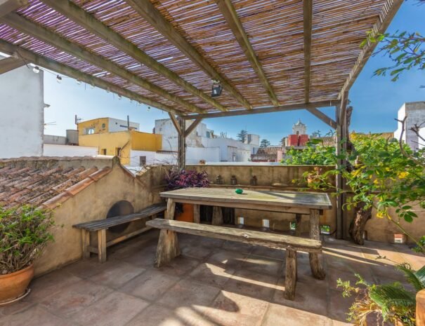 Tarifa apartments with terrace - Outdoor dining table on the terrace at Riad Casa Luna