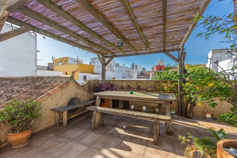 Tarifa apartments with terrace - Outdoor dining table on the terrace at Riad Casa Luna