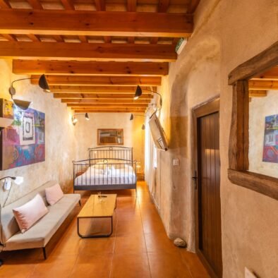 Living room and sleeping area at Night Wave Studio in Tarifa